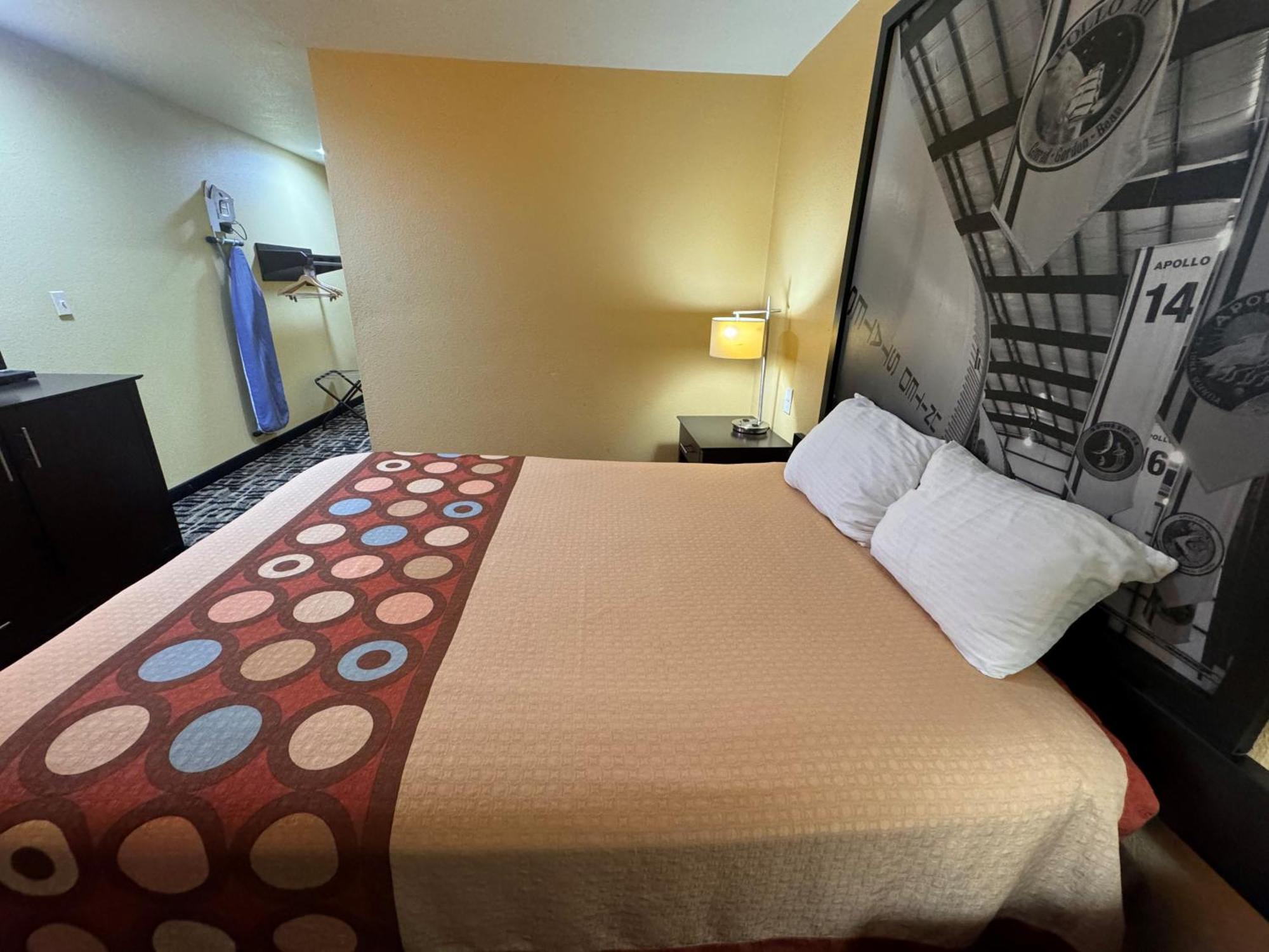 Super 8 By Wyndham Pasadena Hotel Exterior foto